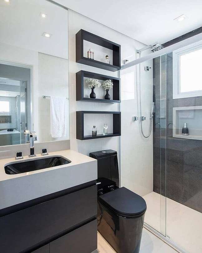 43. Decoração preto e branco para banheiro com nicho – Foto: Jeito de Casa