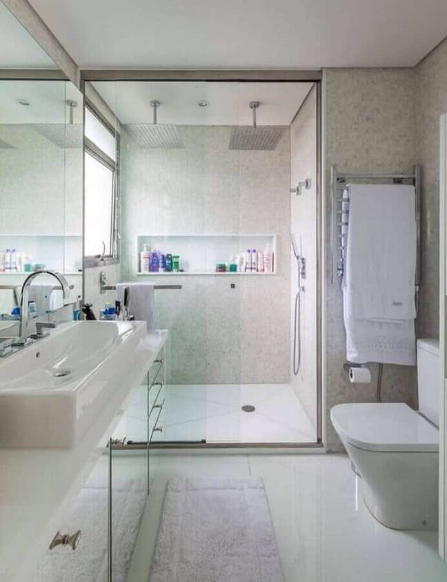 11. Banheiro com nicho no box decorado em cores claras – Foto: Home Fashion Trend