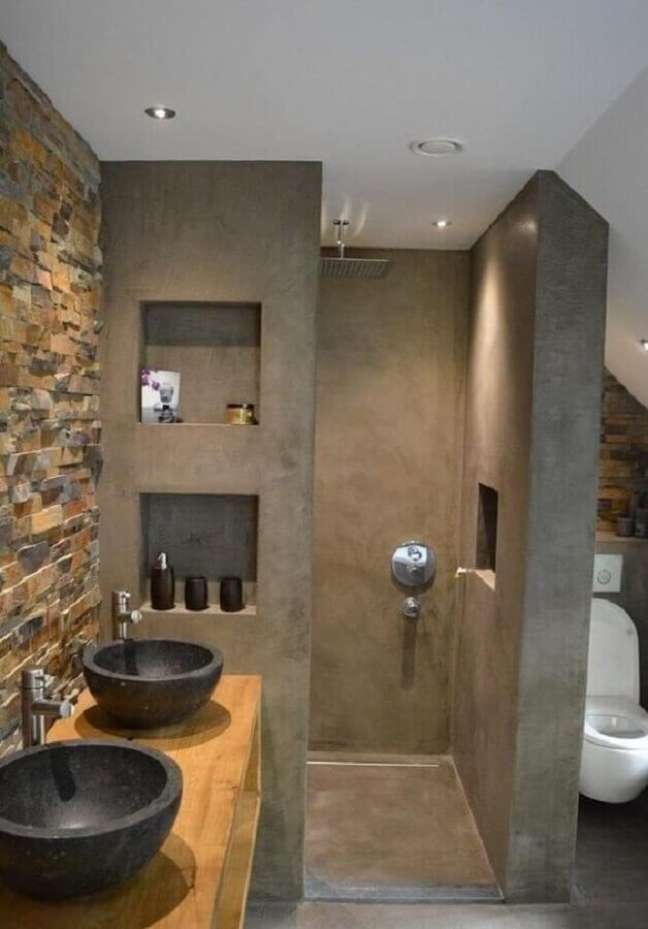 39. Decoração moderna de banheiro planejado com nicho embutido e parede de pedra – Foto: Decor Fácil