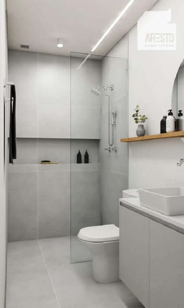 23. Decoração clean para banheiro pequeno com nicho embutido no box – Foto: Aresto Arquitetura