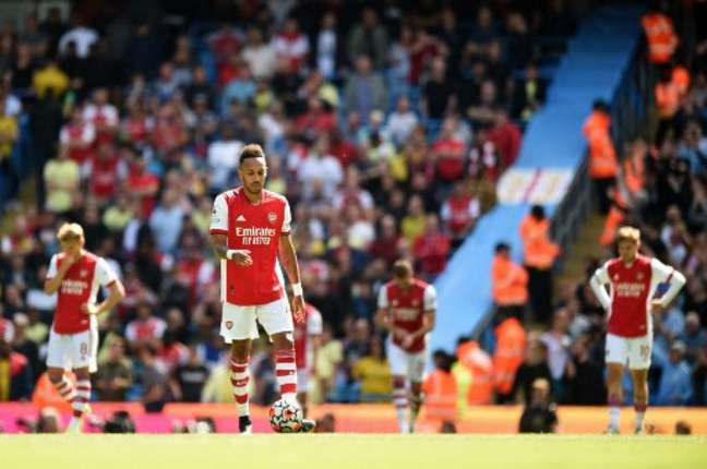 Aubameyang não vive bom momento com a camisa do Arsenal (OLI SCARFF / AFP)