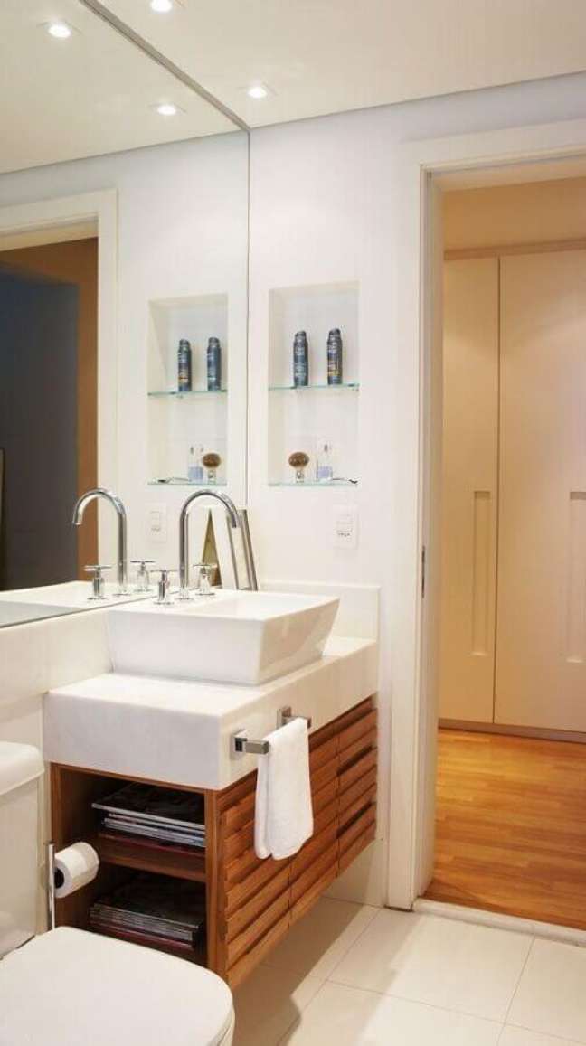 16. Cores claras para decoração de banheiro pequeno com nicho embutido – Foto: Decor Fácil