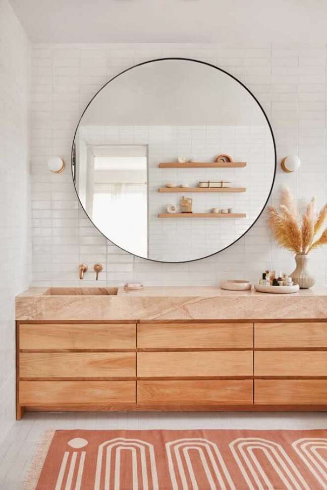 22. Banheiro rústico com cuba de porcelanato esculpida e gabinete de madeira – Foto Emily Henderson