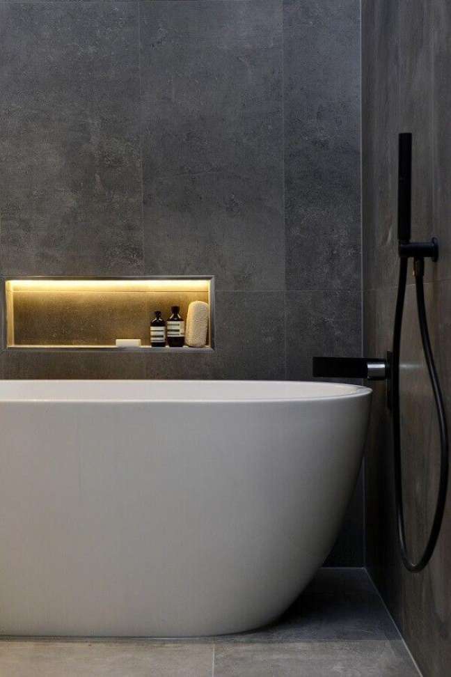 40. Decoração moderna em iluminação de LED para banheiro com nicho embutido – Foto: Behance