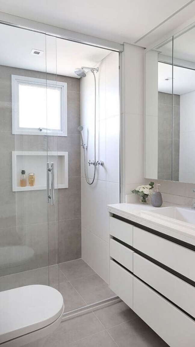 2. Decoração cinza e branco para banheiro com nicho no box – Foto: Dicas Decor