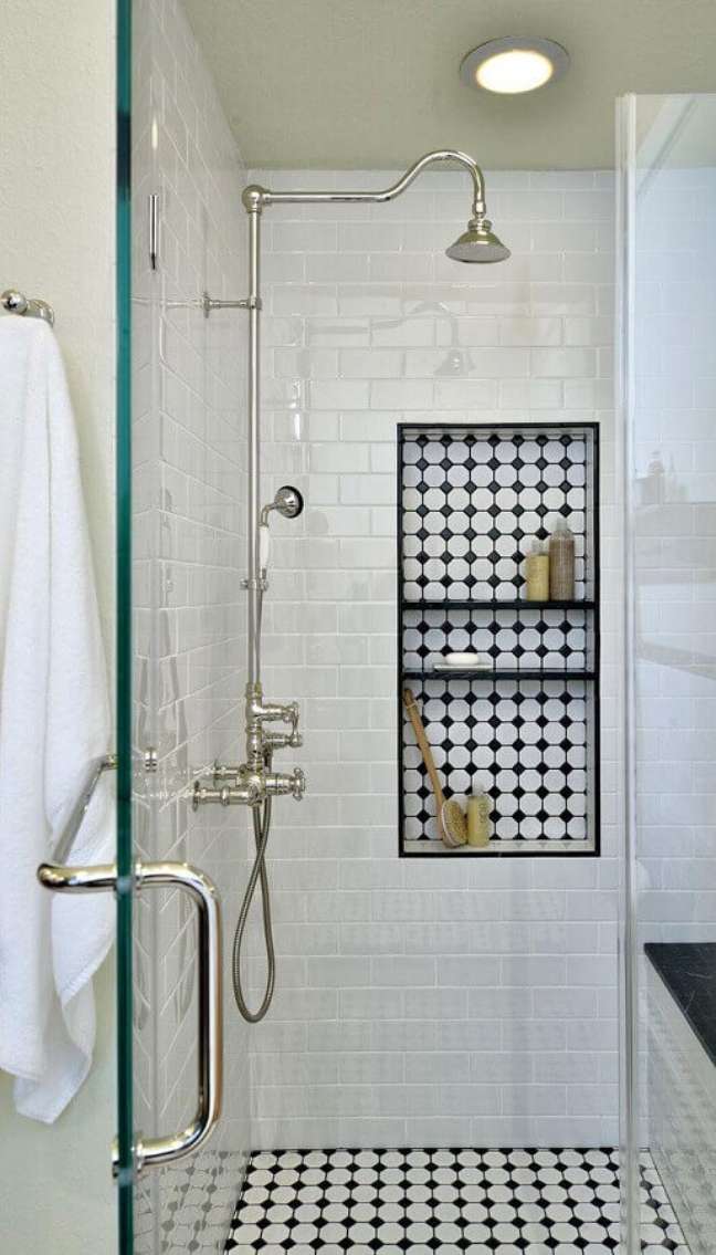 61. Revestimento preto e branco para banheiro com nicho no box – Foto: HomisHome