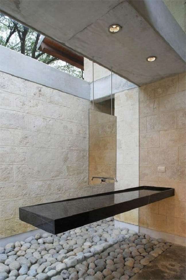 15. Banheiro luxuoso com bancada de porcelanato – Foto Casoca
