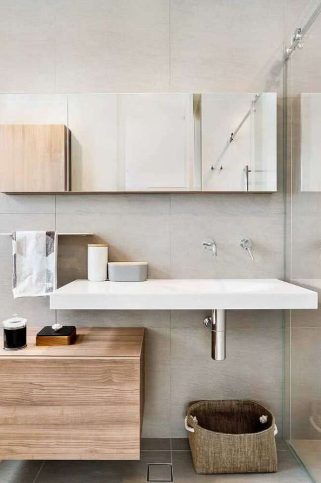 11. Banheiro com bancada e cuba de porcelanato na cor branca – Foto Decor Facil