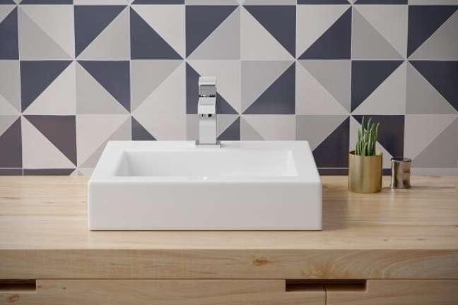 1. Banheiro com cuba de porcelanato branco e bancada amadeirada – Foto DECA