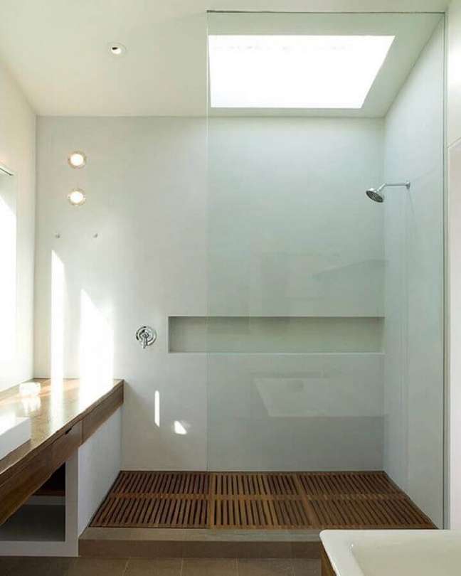 35. Decoração minimalista para banheiro com nicho embutido no box – Foto: Houzz