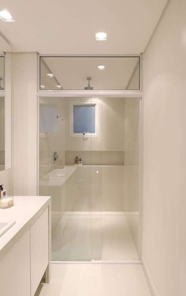36. Decoração minimalista para banheiro pequeno com nicho – Foto: Studio Tucah Campos