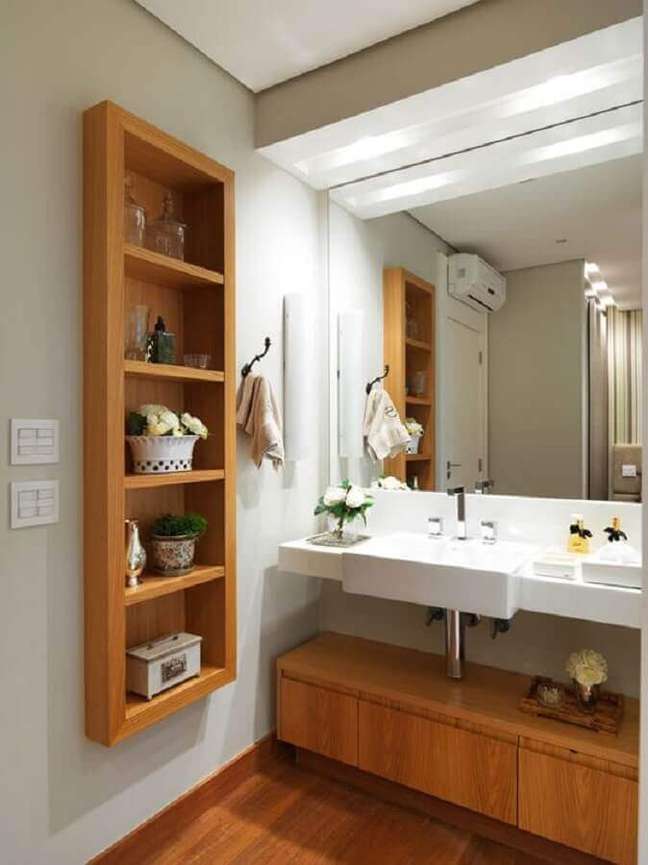 28. Decoração de banheiro com nicho e gabinete de madeira – Foto: Susan Bortoletto