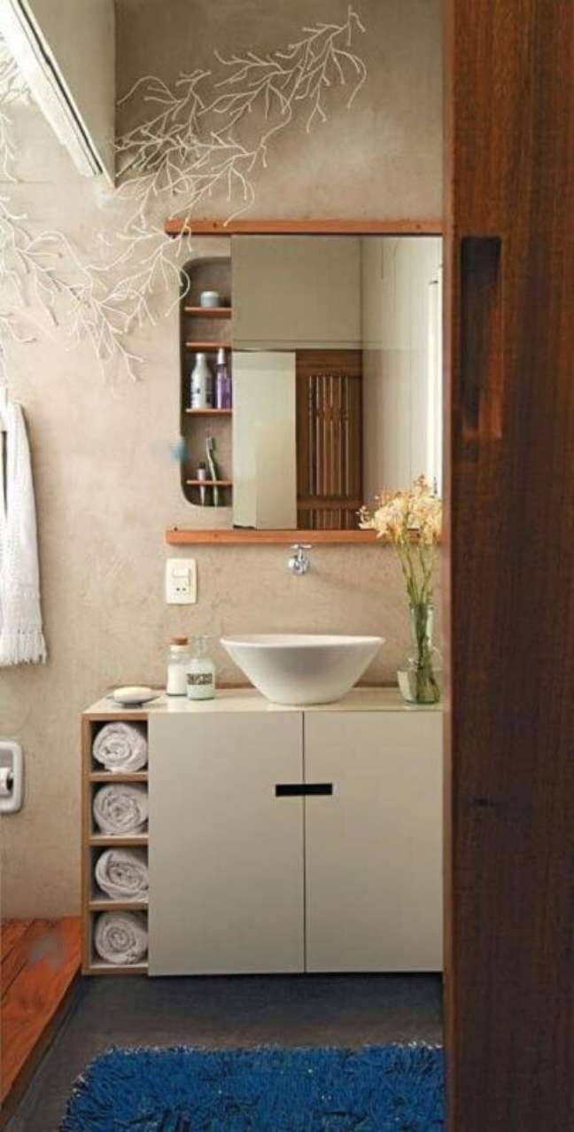45. Decoração simples de banheiro com nicho de madeira – Foto: Decor Fácil