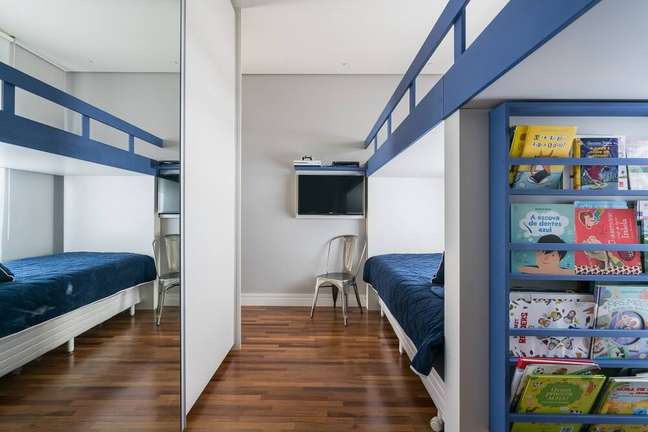 13. O quarto de menino recebeu tons de azul na parede e marcenaria. Foto: Kadu Lopes