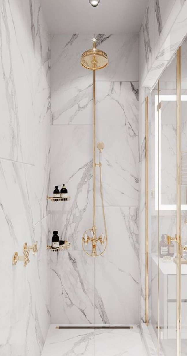 5. Chuveiro com ducha dourado no banheiro de luxo – Foto Behance