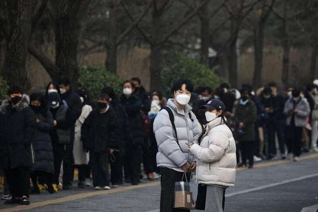 Pessoas aguardam em fila para fazer teste de Covid-19 em Seul, na Coreia do Sul
15/12/2021 REUTERS/Kim Hong-Ji