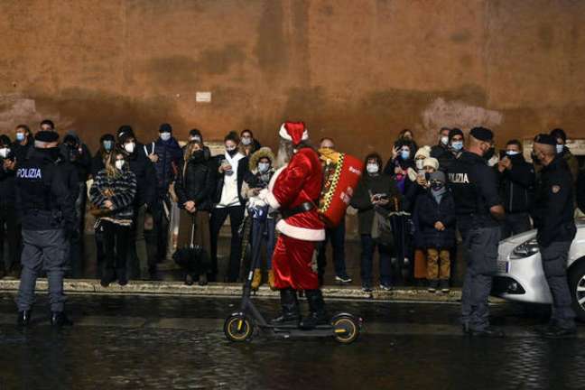 Homem vestido de Papai Noel em Roma (Foto de Arquivo)