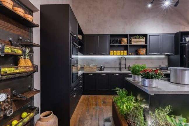 11. Cozinha gourmet com cuba dupla embutida e torneira flexível preta – Projeto Erica Salguero