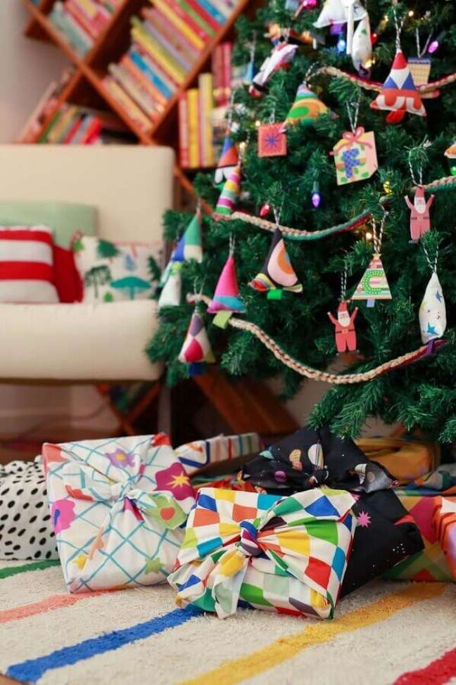 11. Dicas de decoração para casa no Natal com pinheiro enfeitado e presentes coloridos – Foto: Letícia Padilha para MOOUI