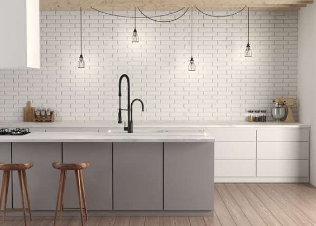 2. Cozinha branca moderna com torneira flexível preta – Foto DECA