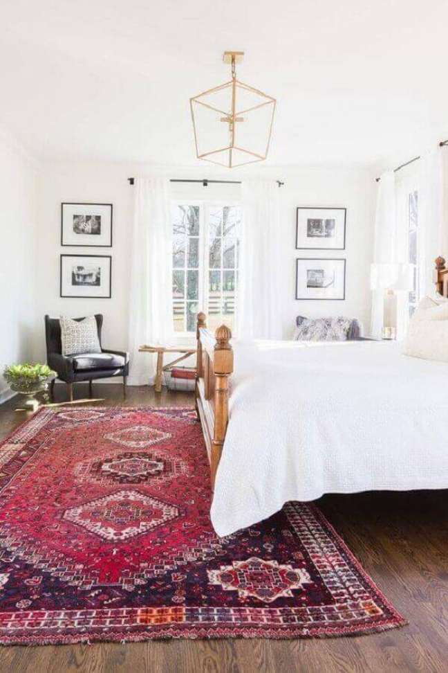 18. Quarto boho com tapete belga marsala e cortina branca – Foto Provident Home Design