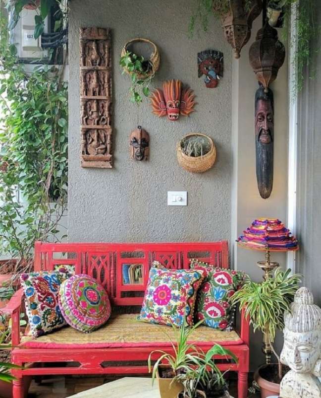 15. Banco de jardim coral com almofadas coloridas e luminária de jardim vintage ao lado – Foto Ariyona Interior