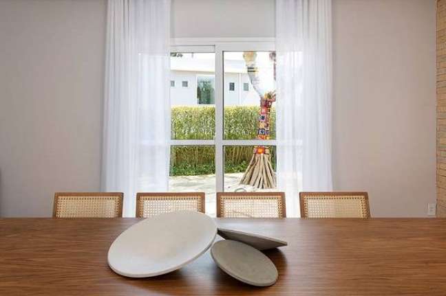 50. Sala de jantar com cortina branca na porta de vidro – Foto Gabriela Toledo Arquitetura e Interiores
