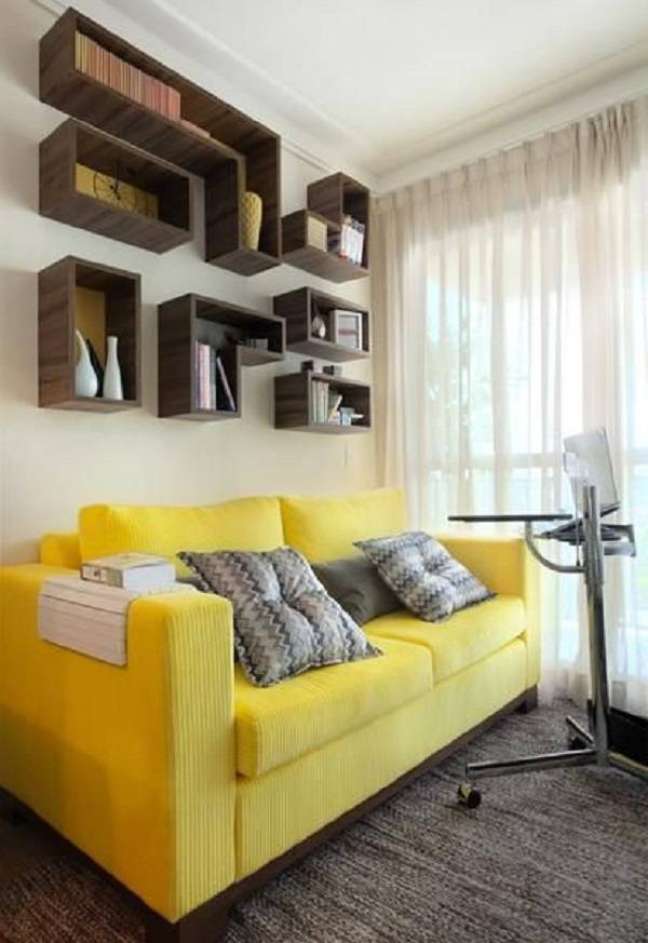 36. Sala colorida com cortina branca e sofá amarela – Foto Adriana Fontana
