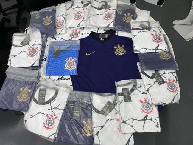 Departamentos Jurídico e de Marketing do Corinthians promovem ação de apreensão de itens piratas