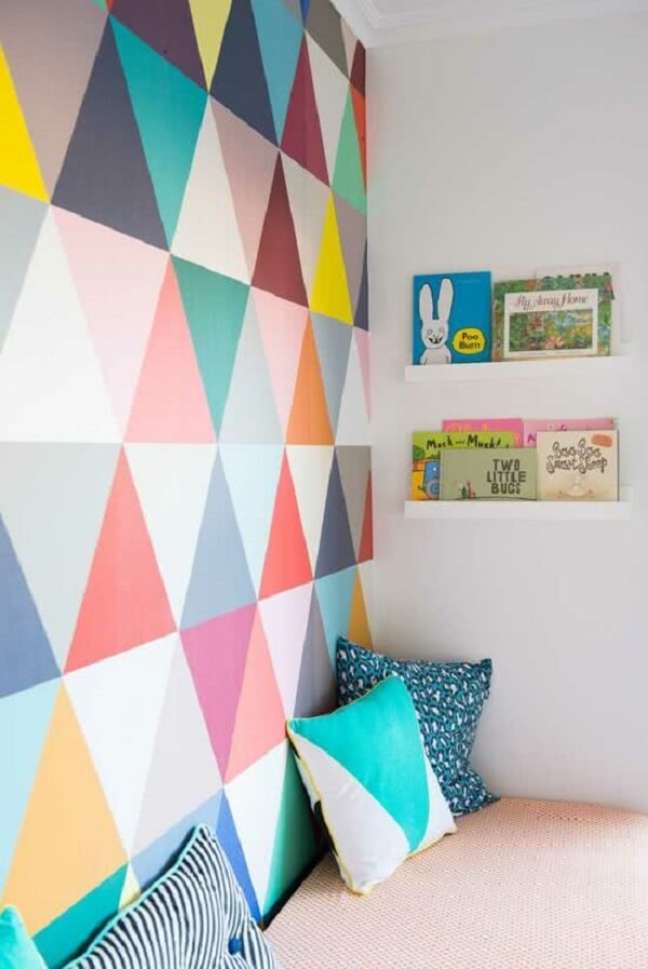 28. Parede com pintura geométrica colorida para quarto infantil. Fonte: Decor Fácil