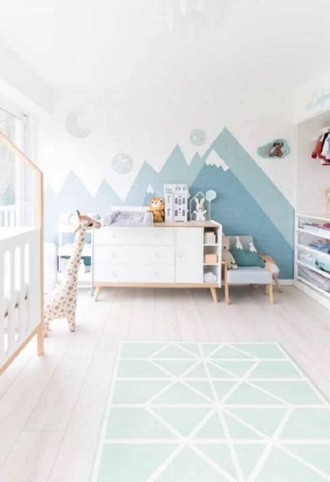 31. O quarto de bebê ganhou uma pintura parede geométrica especial. Fonte: Decor Fácil