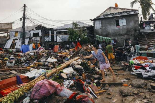 Uma moradora de Surigao em meio aos escombros