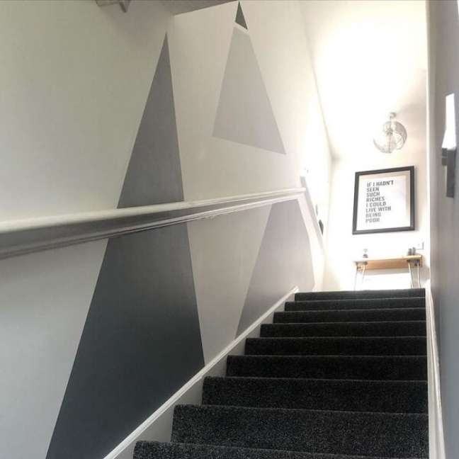 50. A pintura geométrica também pode decorar as paredes da escada do imóvel. Fonte: Looking Through 22