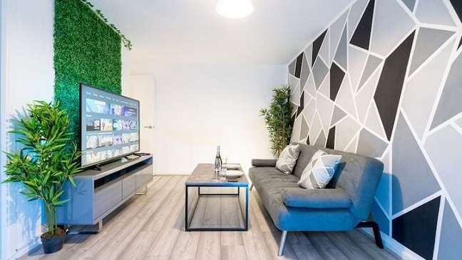 8. Jardim vertical artificial e pinturas geométricas em paredes completam o décor. Fonte: Maevela