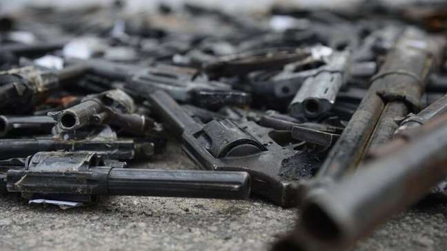 Imagem mostra armas de fogo descartadas empilhadas no chão