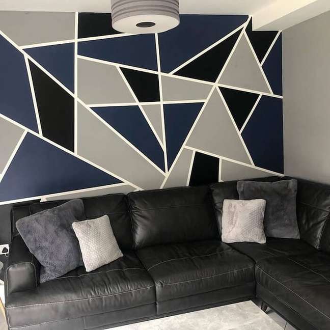 56. Paredes com pinturas geométricas misturam tons de preto, branco, cinza e azul. Fonte: Kayleigh Mcgann