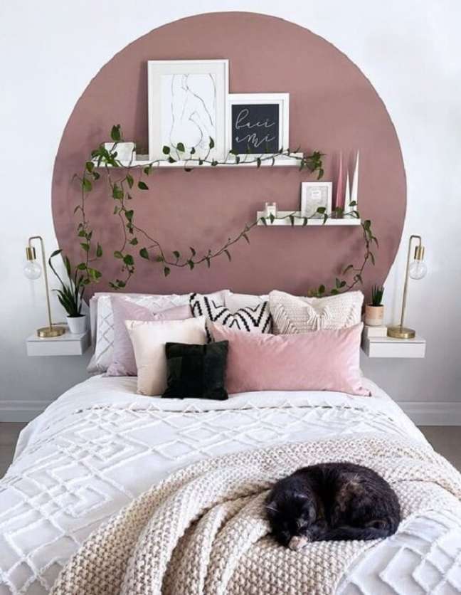 49. A pintura geométrica traz destaque para a cabeceira da cama. Fonte: House & Home