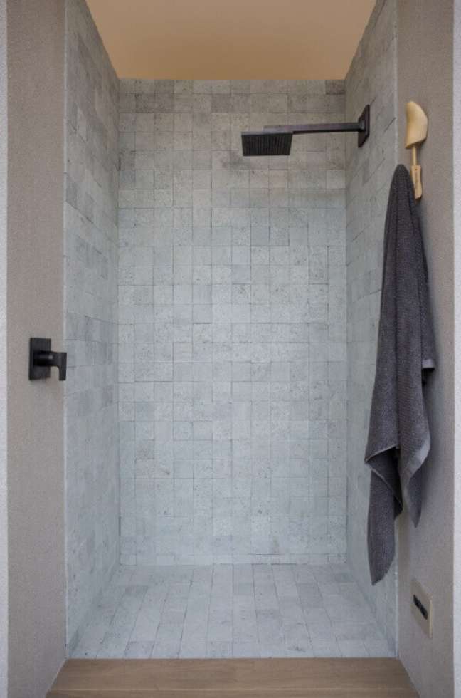 5. Banheiro cinza com chuveiro preto moderno – Foto DECA