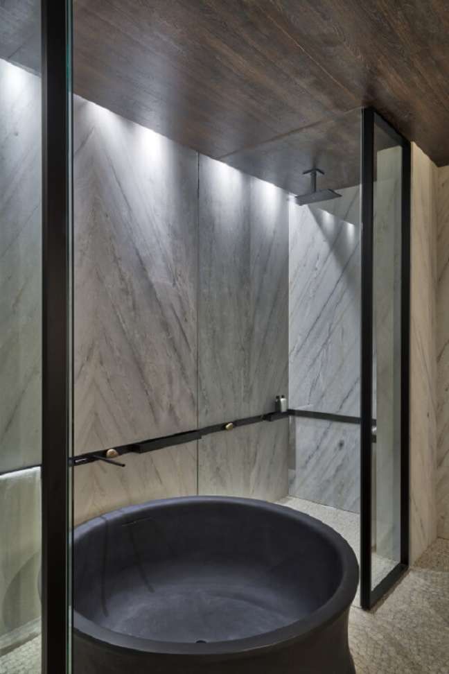 3. Banheiro moderno com chuveiro preto e banheira preta – Foto Osvaldo Tenorio