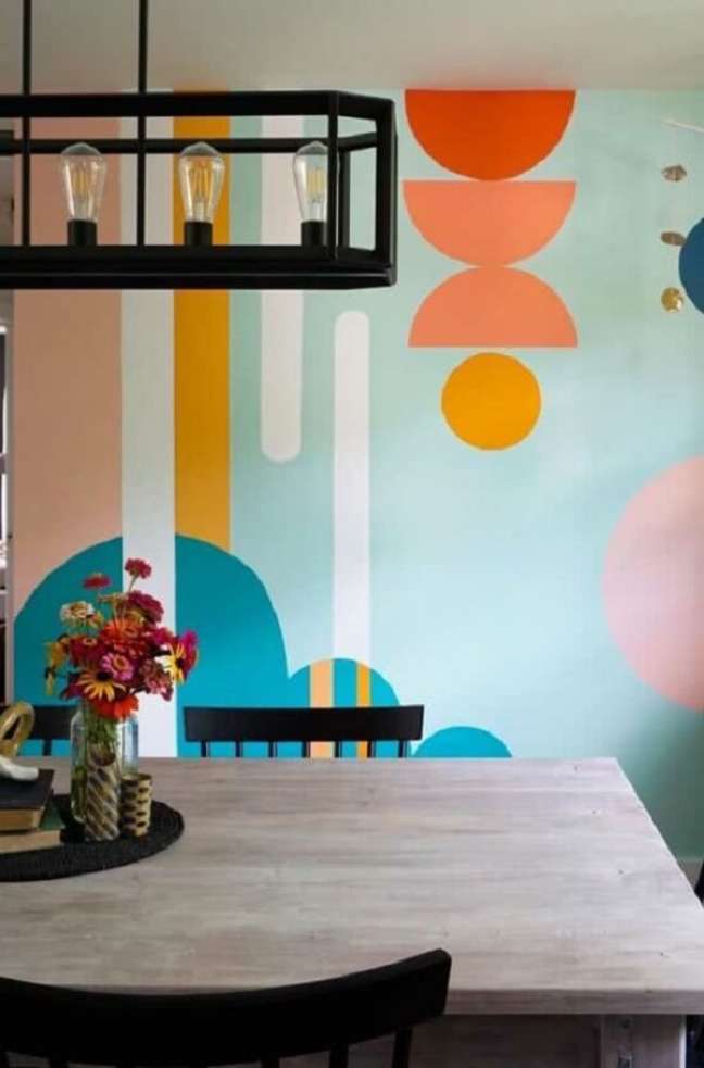 58. A pintura geométrica parede traz estilo para a sala de jantar. Fonte: Decor Fácil