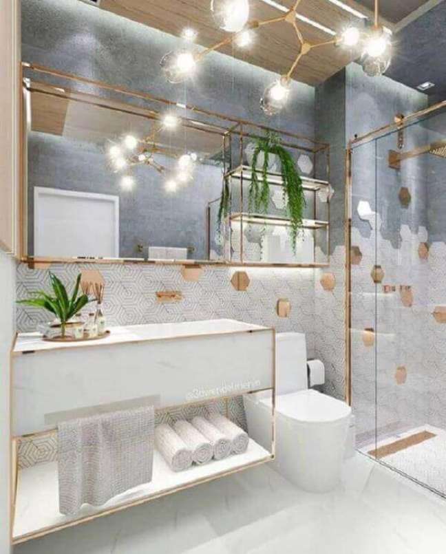 69. Banheiro com detalhes na cor dourada para um ambiente luxuoso – Foto Jeito de Casa