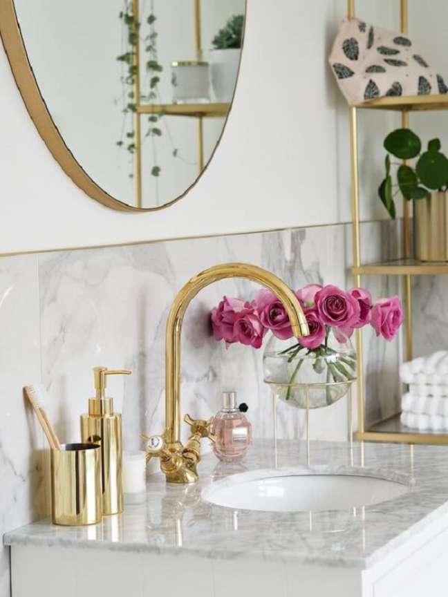 70. Banheiro com metais na cor dourada – Foto Lust Living