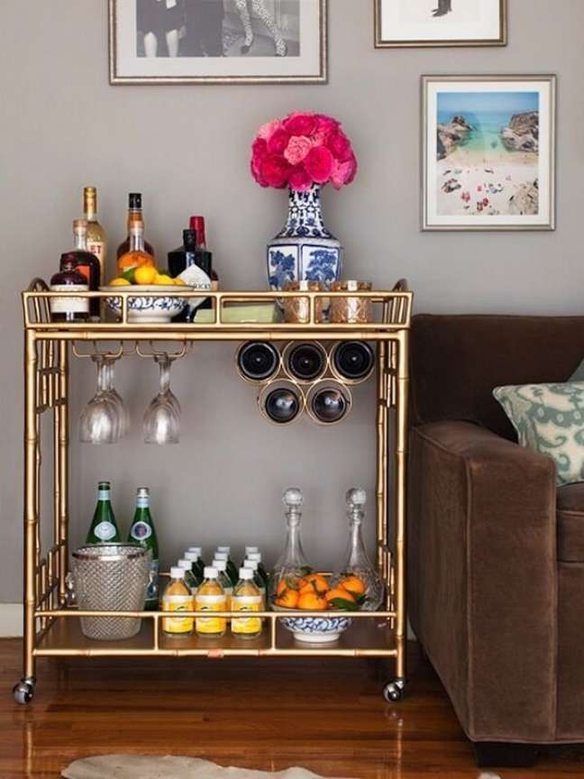 63. Aparador bar na cor dourada ao lado do sofá marrom – Foto Lia Camargo