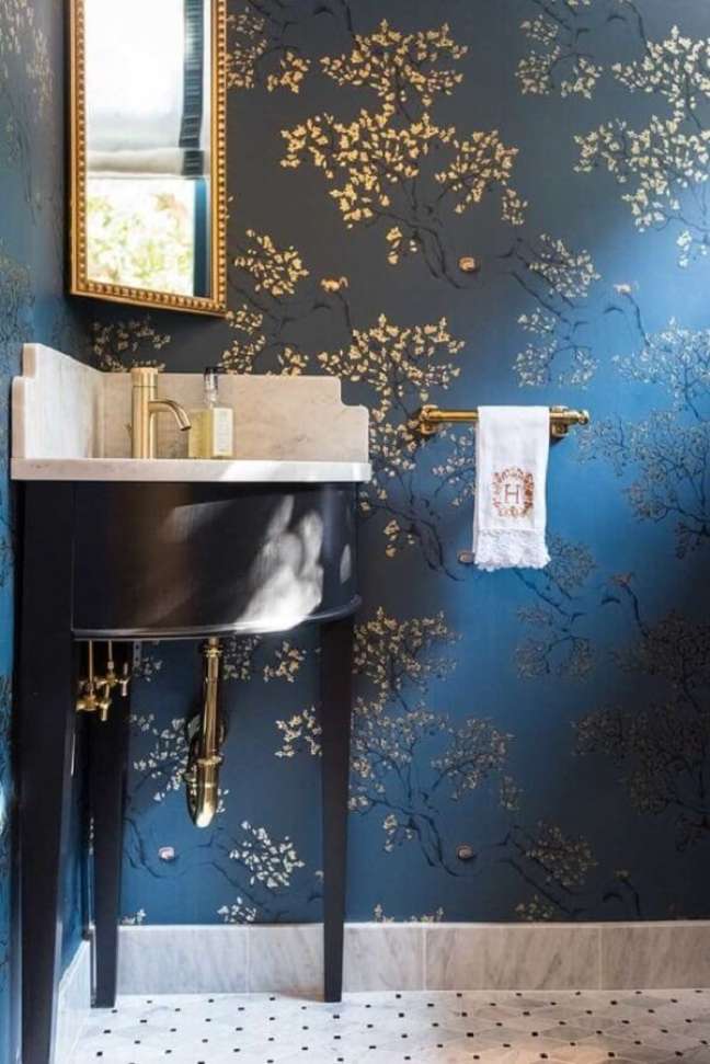 71. Banheiro com revestimento na cor dourada e azul marinho – Foto Paper Moon Painting