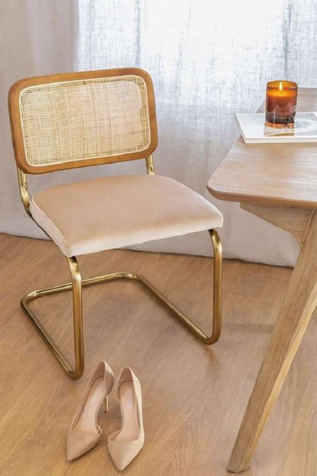 16. Cadeira cesca com metais na cor dourada na decoração da sala de jantar – Foto Sklum