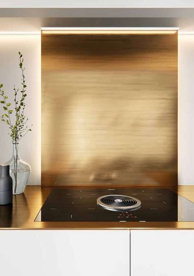 2. Cozinha com bancada e painel na cor dourada – Foto Lavina Interiors
