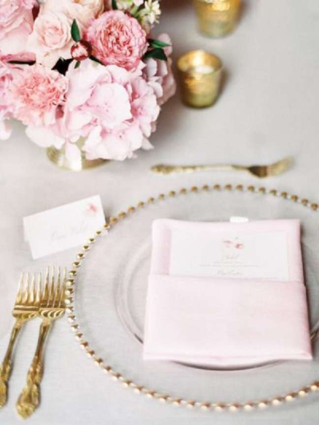 38. Mesa de jantar com utensílios na cor dourada – Foto Style me Pretty