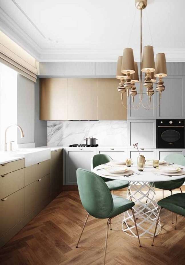7. Cozinha cor dourada e branca com cadeiras verdes – Foto Decor Facil