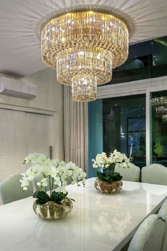 39. Mesa de jantar luxuosa com lustre cor dourada – Foto Homify