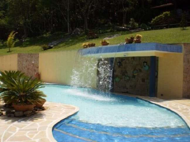 40- A cascata para piscina tem a saída de água da estrutura de alvenaria. Fonte: Tripadvisor